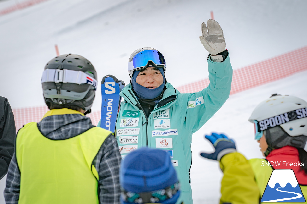 井山敬介さんと秋元日菜子さんのコンビは今年も健在！さらに、サプライズゲストも登場？！憧れのスキーヤーと一緒に雪と戯れ、『いちえ』の美味しいランチをいただく…。夢のようなイベント。めもるホールディングス presents プロスキーヤー・井山敬介さんと行く｜ダイナスティスキーリゾート